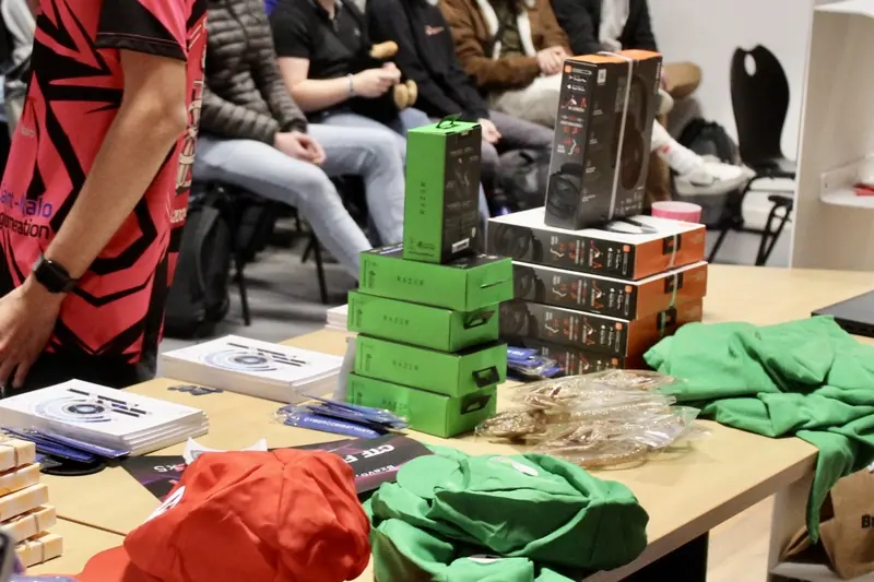 Table des lots à gagner au Flag'Malo 2024 : casques, souris et sweats