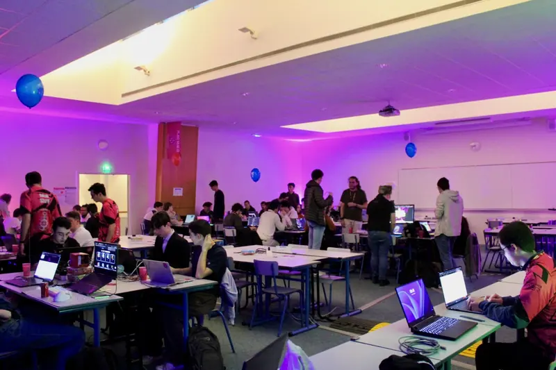 Salle de compétition éclairée aux néons violets pendant le Flag'Malo 2024