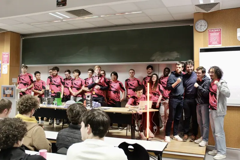 Le staff du Flag'Malo 2024 en maillots roses sur l'estrade