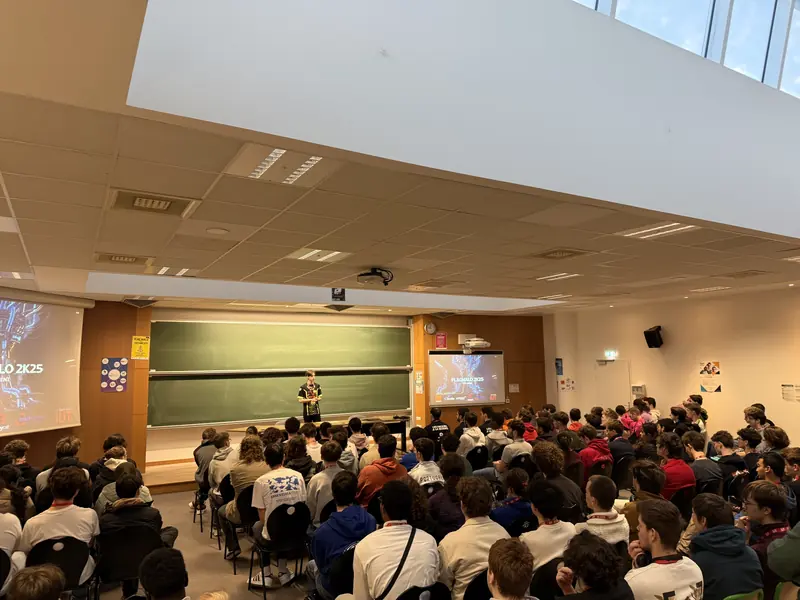 Briefing d'ouverture du Flag'Malo 2025 dans l'amphithéâtre de l'IUT, vu depuis le fond de la salle