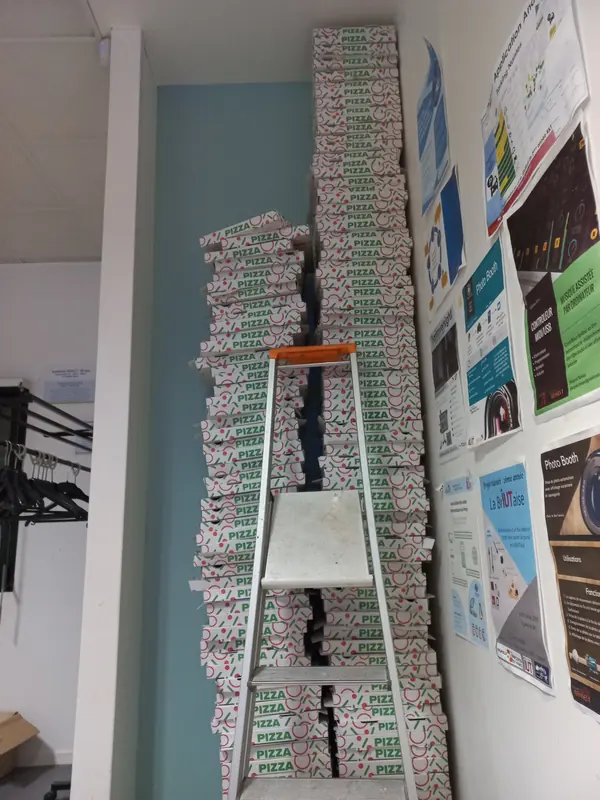 Une impressionnante pile de boîtes de pizza vides au Flag'Malo 2025