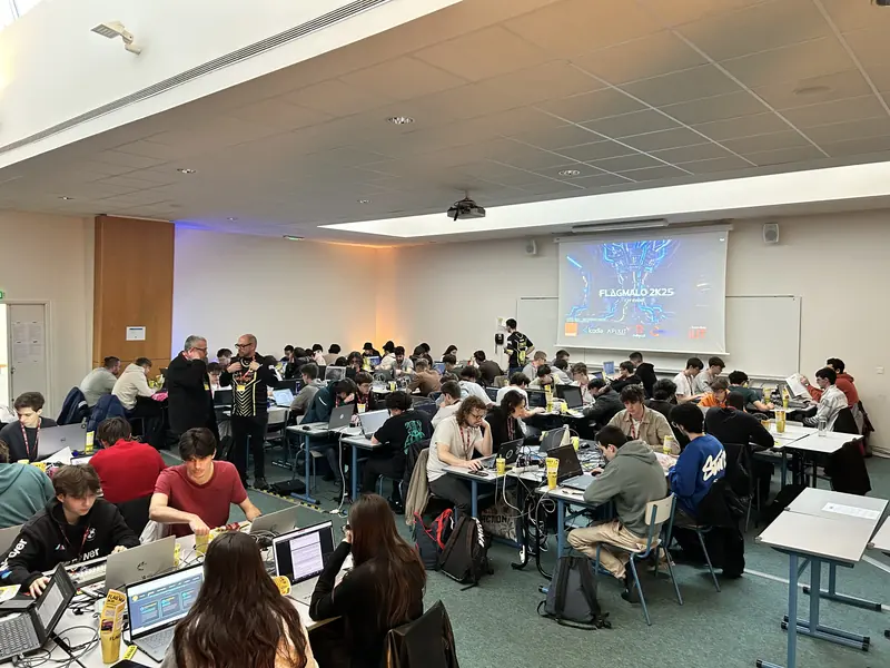 Les équipes au travail dans une grande salle de l'IUT pendant le Flag'Malo 2025