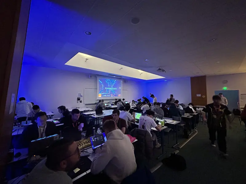 Salle de compétition plongée dans une lumière bleue pendant le Flag'Malo 2025